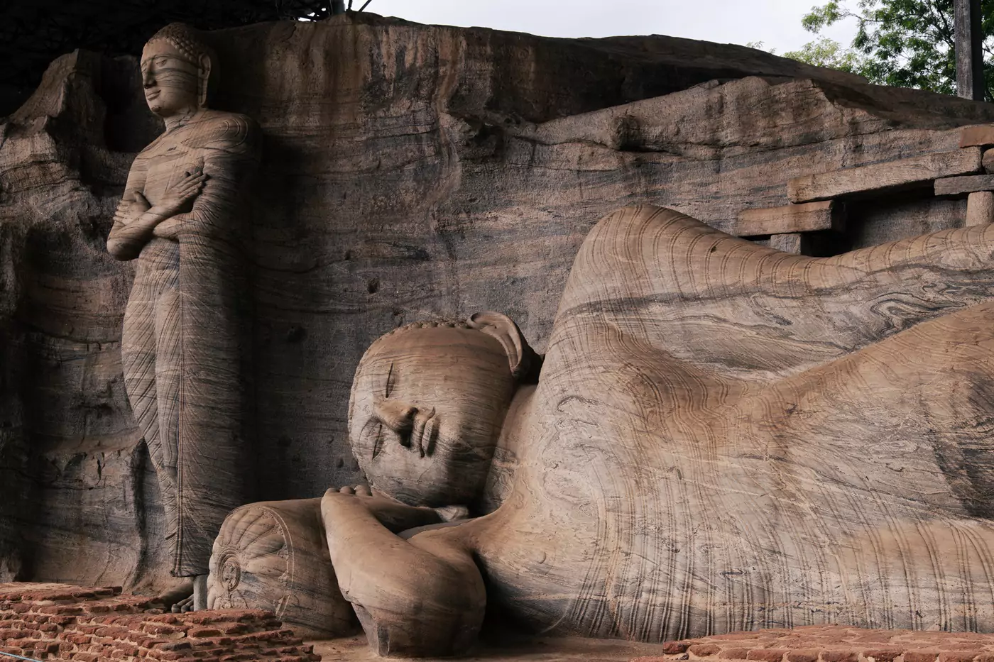 ancient-city-of-polonnaruwa-sri-lanka-statue-reclining-budha